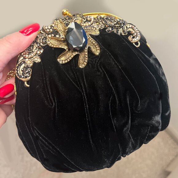 Letty Rare, Vintage Black Velvet Bag with Rhinestones / Decorative Clasp - Picture 8 of 12